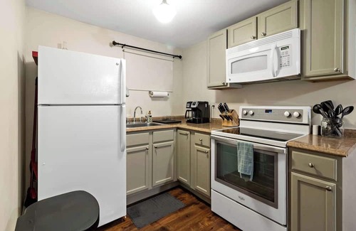 Maplewood Apartamento | Ground-Floor Forest Park Studio | Parking, Washer/Dryer & Fast Wi-Fi