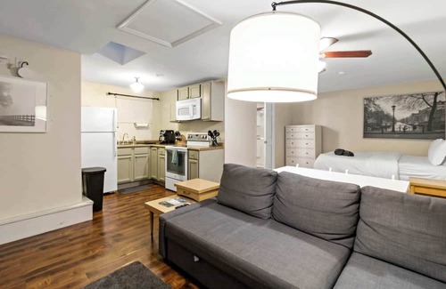 Maplewood Apartamento | Ground-Floor Forest Park Studio | Parking, Washer/Dryer & Fast Wi-Fi