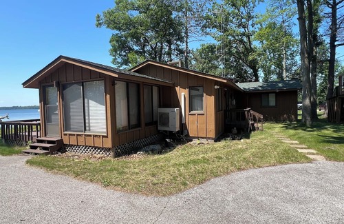 Sturgeon Lake Cabina | Charming 2-bedroom cabin in serene Sturgeon Lake with AC