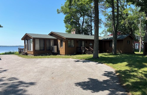 Sturgeon Lake Cabina | Charming 2-bedroom cabin in serene Sturgeon Lake with AC