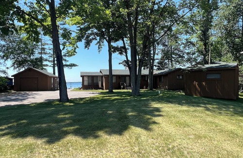 Sturgeon Lake Cabina | Charming 2-bedroom cabin in serene Sturgeon Lake with AC
