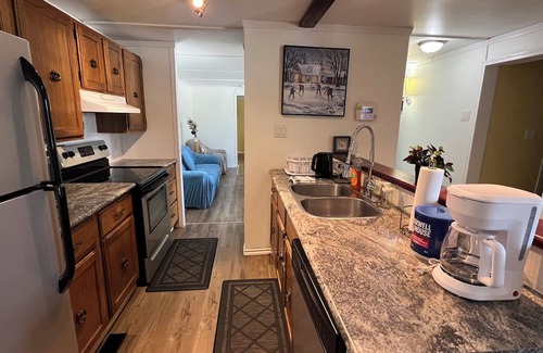 Hinton Casa | Cozy 2BR Mobile Home near Jasper NP | King Bed