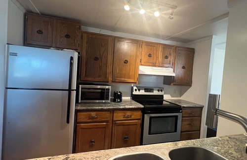 Hinton Casa | Cozy 2BR Mobile Home near Jasper NP | King Bed