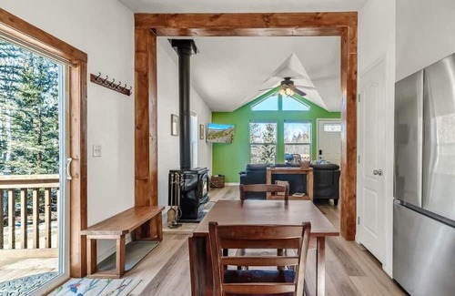 Indian Mountain Cabina | Off-Grid Forest Getaway w/WiFi on 4 Acres