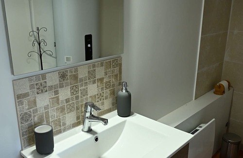 Tulette Casa | Guest House 'Chambre D'hôte 1 - Thym' with Mountain View, Wi-Fi and Air Conditioning