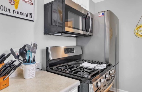 Pontiac Casa | NEW! Beautiful retreat Home Near Auburn Hills/Waterford