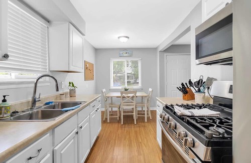 Pontiac Casa | NEW! Beautiful retreat Home Near Auburn Hills/Waterford