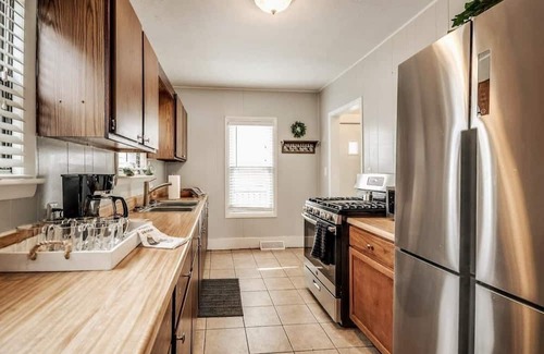 Pontiac Casa | NEW! Cozy 3BR Home | Perfect for Business + Family Stays