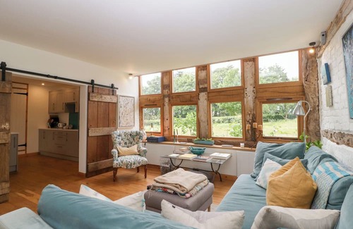 Leominster Cabaña | THE ART HOUSE, romantic, luxury holiday cottage in Stoke Prior