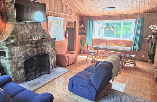 Saint-Gabriel Chalet De Esquí | Beautiful & Peaceful 4-Bedroom Chalet – 1 Min Walk to Beach & Restaurants!