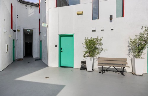 East Hollywood Apartamento | Blueground | East Hollywood, pool, nr Griffith Park