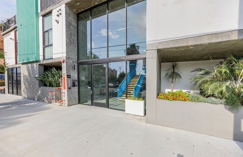 East Hollywood Apartamento | Blueground | East Hollywood, pool, nr Griffith Park