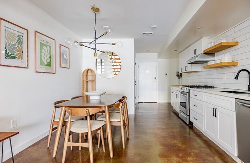 East Hollywood Apartamento | Blueground | East Hollywood, pool, nr Griffith Park
