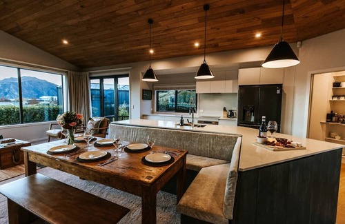 Wanaka Casa | Te Moana - Lake Views - Sleeps 7