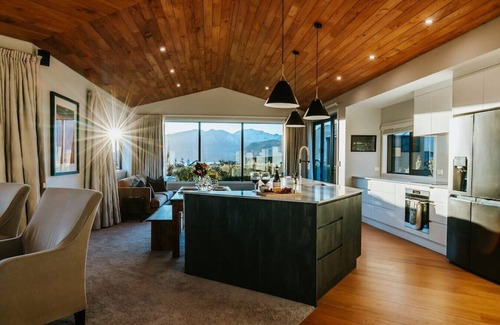 Wanaka Casa | Te Moana - Lake Views - Sleeps 7