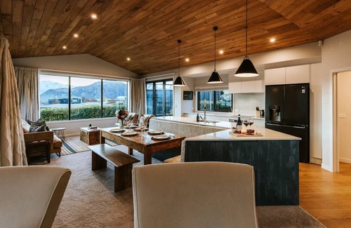Wanaka Casa | Te Moana - Lake Views - Sleeps 7
