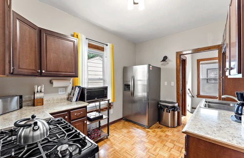 Lyn-Lake Casa | Uptown Classic 5BR Comfort Near Lake Path