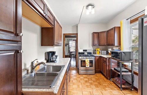 Lyn-Lake Casa | Uptown Classic 5BR Comfort Near Lake Path
