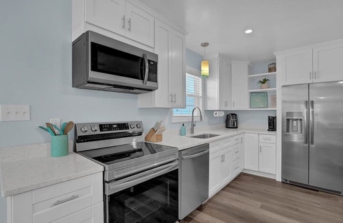 Sneads Ferry Casa | New Renovated 3 bedroom home, pet friendly walking distance to Beach