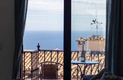 Mijas Apartamento | Discover this charming 3-bedroom apartment in the heart of Mijas Pueblo