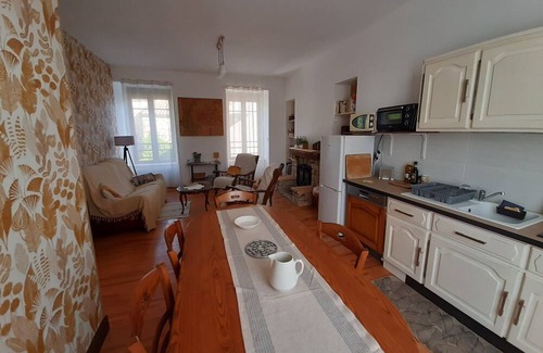Ruynes-en-Margeride Casa | The old village school welcomes you to the heart of the beautiful Margeride.