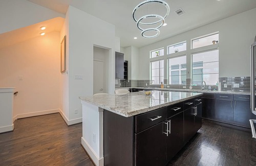 Washington Ave./ Memorial Park Casa | Luxury Downtown 3BR Gem W/ Skyline View - Lower Heights