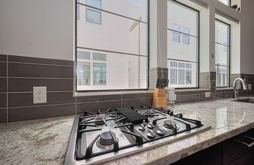 Washington Ave./ Memorial Park Casa | Luxury Downtown 3BR Gem W/ Skyline View - Lower Heights