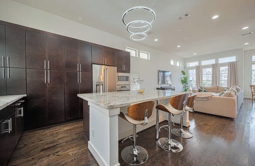 Washington Ave./ Memorial Park Casa | Luxury Downtown 3BR Gem W/ Skyline View - Lower Heights