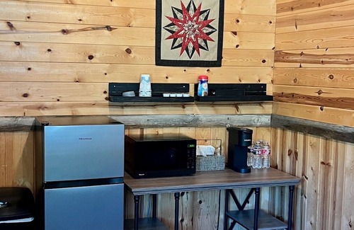 Virginia City Cabina | The Mattie White Bear - Tranquil 1 Room Cabin in Virginia City