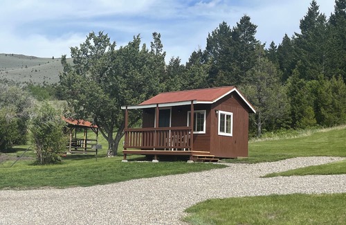 Virginia City Cabina | The Mattie White Bear - Tranquil 1 Room Cabin in Virginia City
