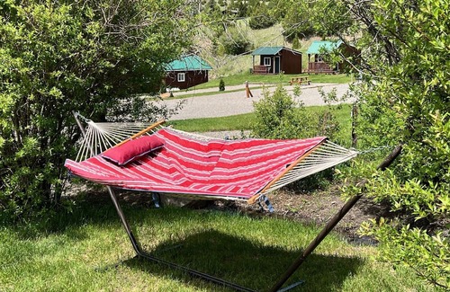 Virginia City Cabina | The Mattie White Bear - Tranquil 1 Room Cabin in Virginia City