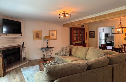 Highlands Casa | Charming 2-bedroom renovated townhome in Highlands. One mile from Main Street.