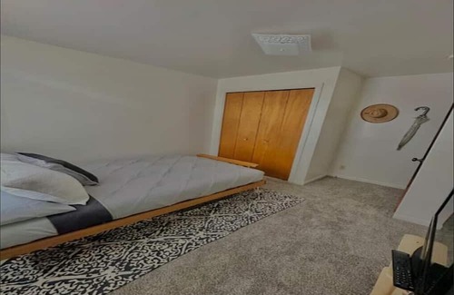 Lansing Casa | Cozy Clean Convenient Casita