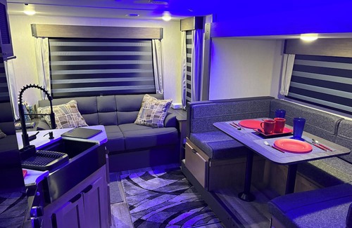 Florence Casa | Comfy RV with Hi Speed WiFi & Fire Pit centrally located in quiet neighborhood.
