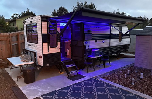 Florence Casa | Comfy RV with Hi Speed WiFi & Fire Pit centrally located in quiet neighborhood.