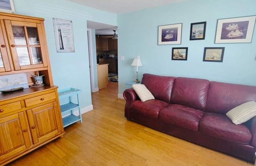 Hull Casa | The Ultimate Summer Getaway! Beach Cottage with Bay views, Wifi, & AC.