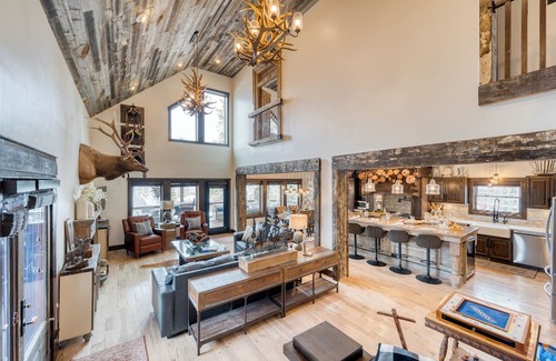 Elk Court Cabins Casa | Winterhaven Estate by AvantStay | Sleeps 19 Guests | Views, Firepit, Hot Tub