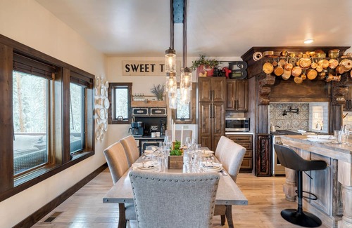 Elk Court Cabins Casa | Winterhaven Estate by AvantStay | Sleeps 19 Guests | Views, Firepit, Hot Tub