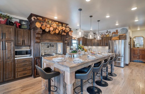 Elk Court Cabins Casa | Winterhaven Estate by AvantStay | Sleeps 19 Guests | Views, Firepit, Hot Tub