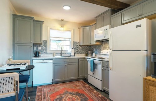 Prairie Village Casa | Sunshine Cottage - 3bd light filled- Fenced yard