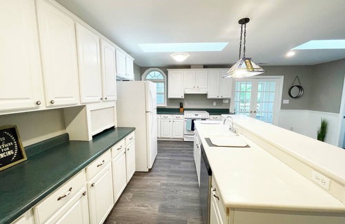 Morehead City Casa | Spacious 4 Bedroom Bungalow - Quiet and Central Location!