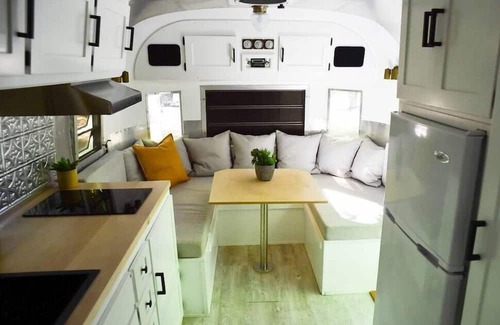 Miller Lake Casa | Vintage Renovated Airstream close to Tobermory