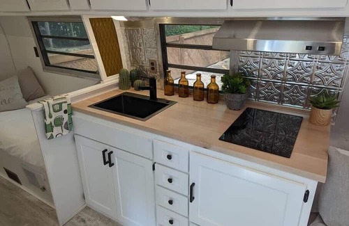 Miller Lake Casa | Vintage Renovated Airstream close to Tobermory