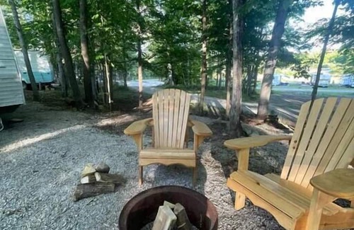 Miller Lake Casa | Beautiful Little Blue RV near Tobermory