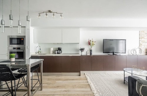 Wellington Place Casa | Amazing 2BR Suite - Heart of Toronto - Free Parking