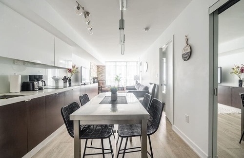 Wellington Place Casa | Amazing 2BR Suite - Heart of Toronto - Free Parking