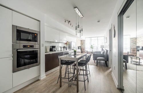 Wellington Place Casa | Amazing 2BR Suite - Heart of Toronto - Free Parking