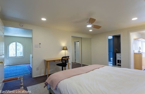 Downtown Los Angeles Apartamento | Home Studio with en-suite bath, kitchen & laundry