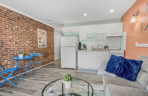Downtown Apartamento | Pet-Friendly - Art-Inspired Stay Near Downtown - Perfect for Work & Play