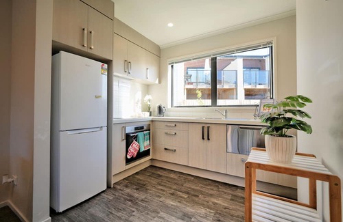 Hamilton Casa | Modern Oasis with Spa, close to chopping centre!